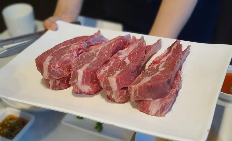 Agnello con piselli tocco finale