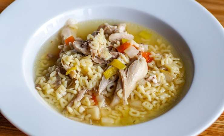 Brodo di pollo meno grasso