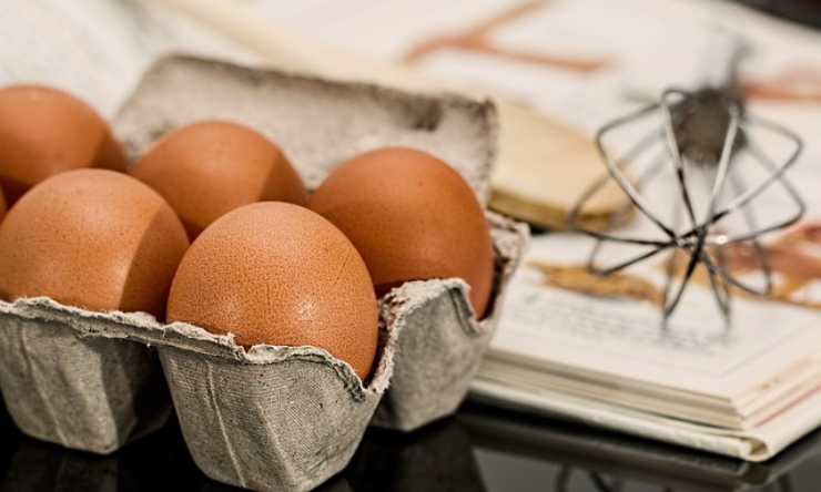 rompere le uova
