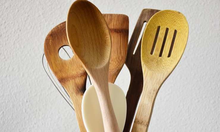 utensili legno cucina lavarli