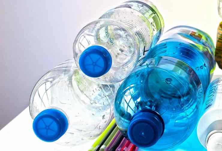 riutilizzare le bottiglie di plastica 