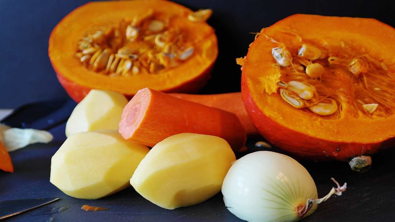 Taglia zucca cubetti