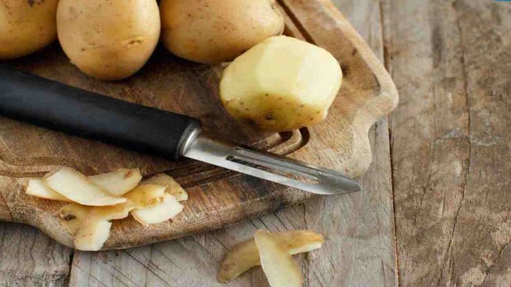 sbucciare patate