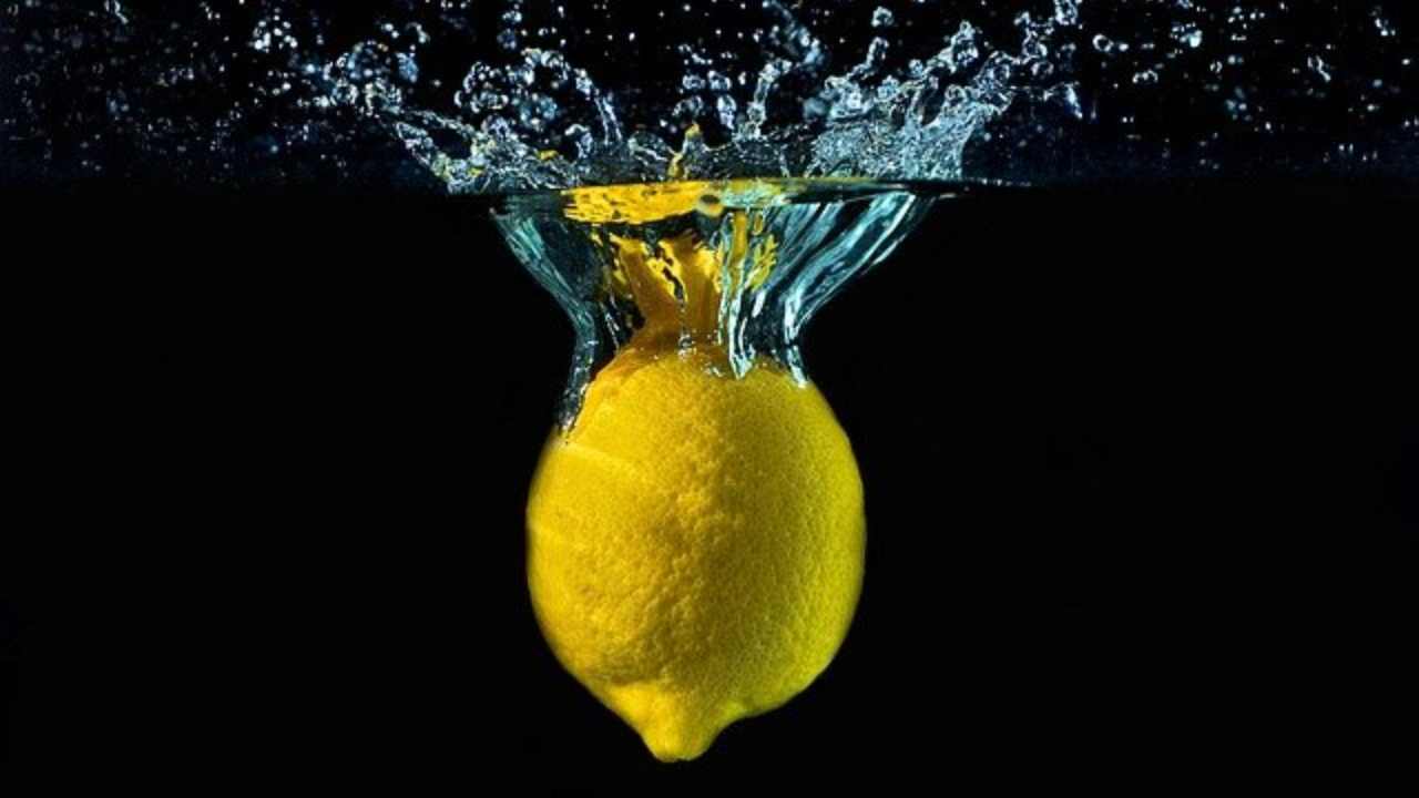 bere acqua limone