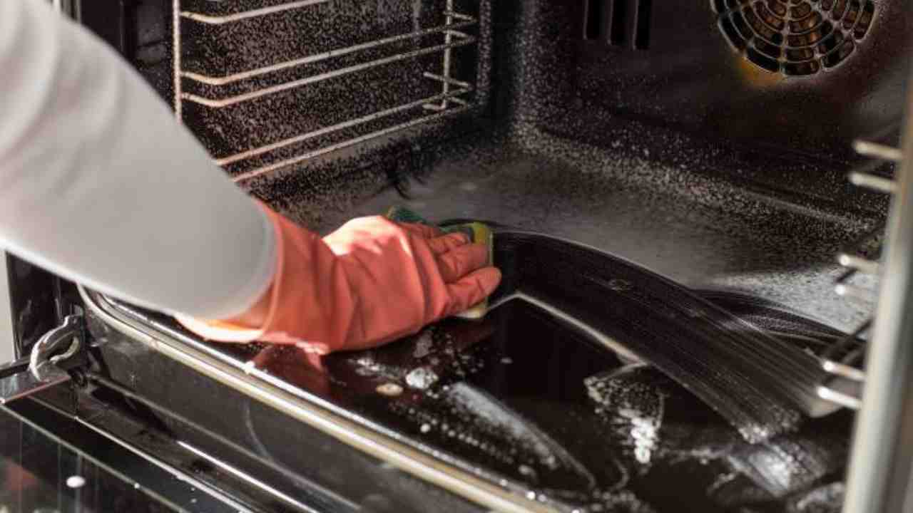 pulire forno metodo naturale