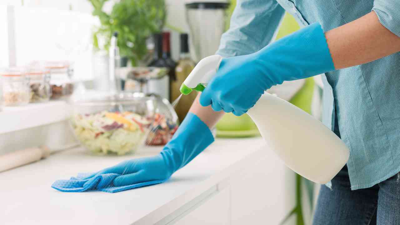 pulire mobili cucina