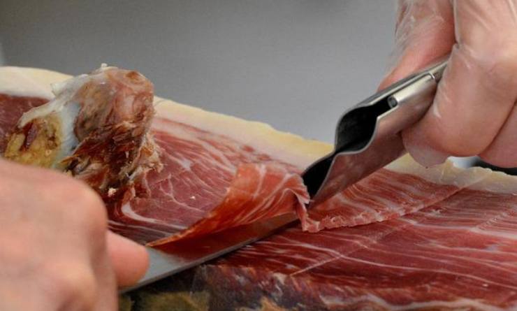 affettare prosciutto