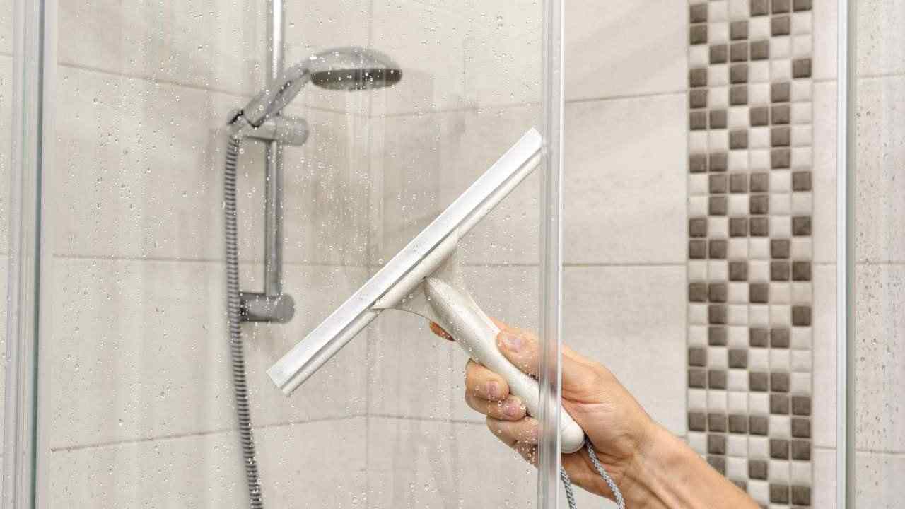 pulire il vetro della doccia