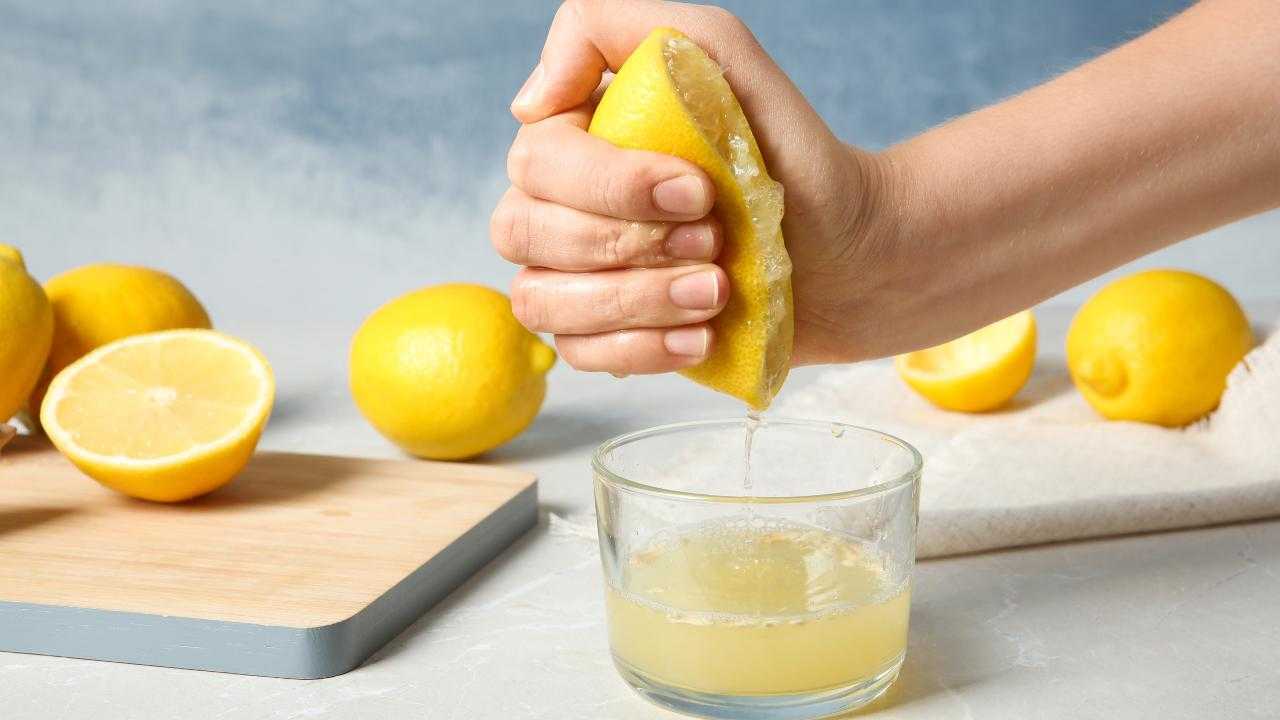 spugnetta nel succo di limone