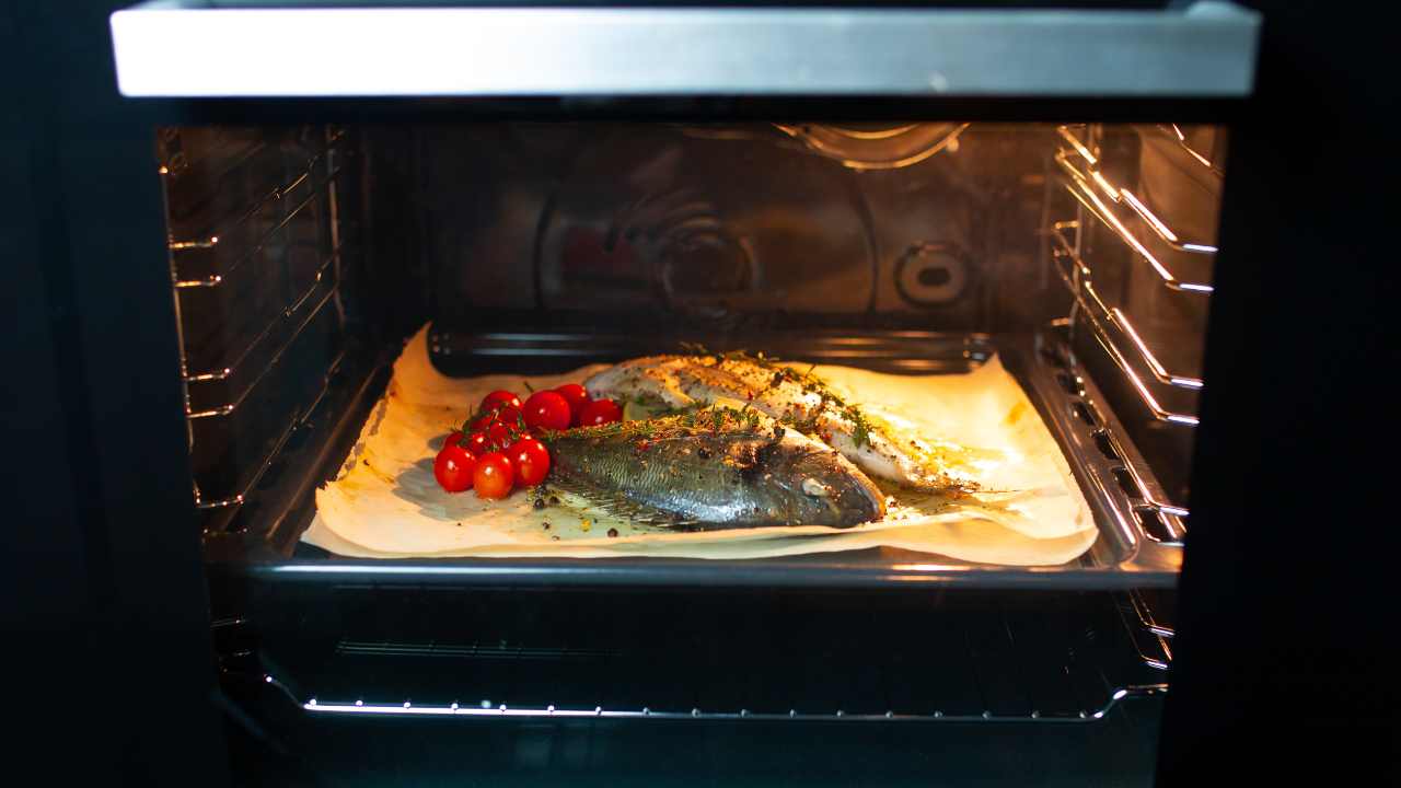 odore di cibo nel forno