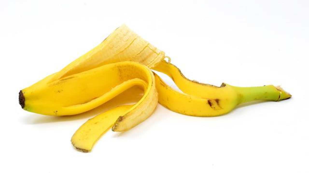 buccia banana rimedio