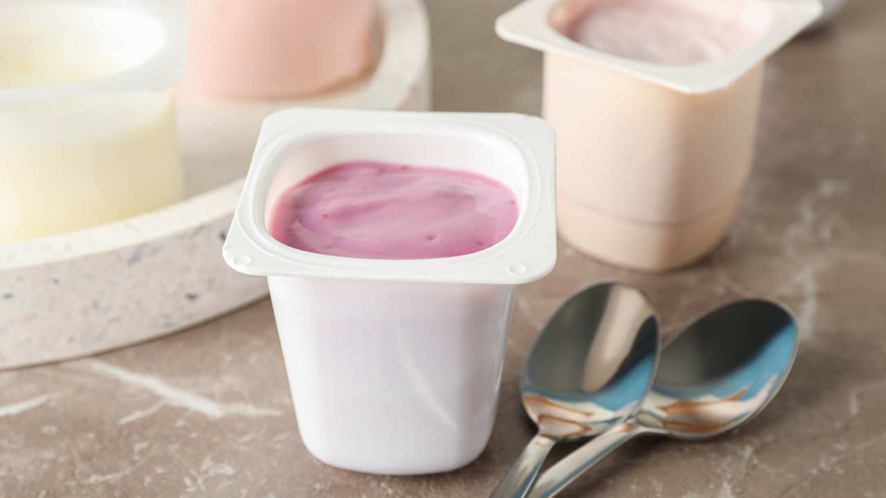 vasetti vuoti dello yogurt