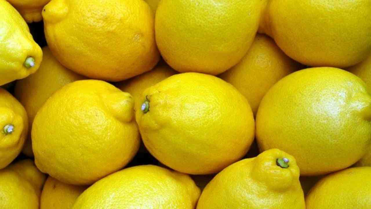 Grattugiare buccia limone