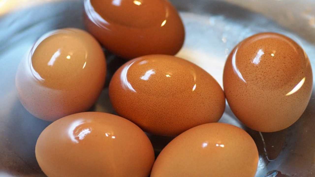 sgusciare uova sode