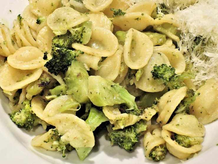 Pasta fresca broccoli salsiccia