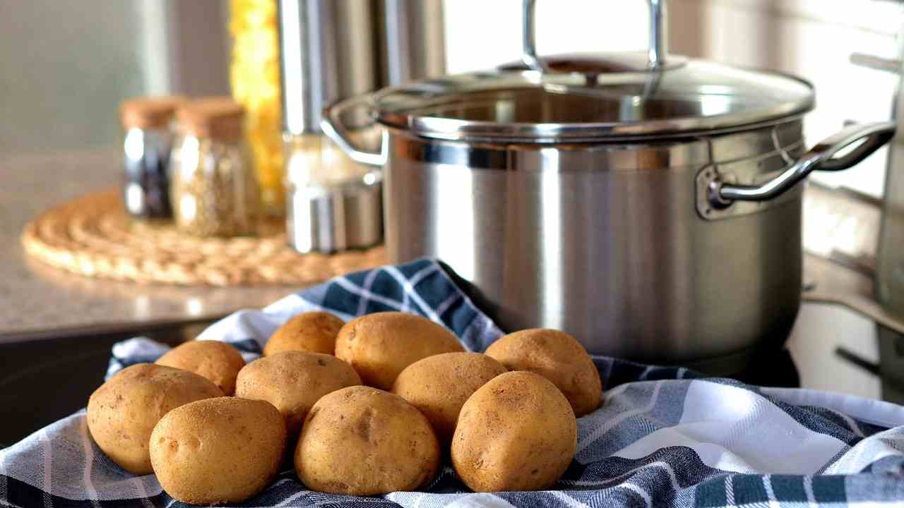 Schiaccia patate prepara impasto