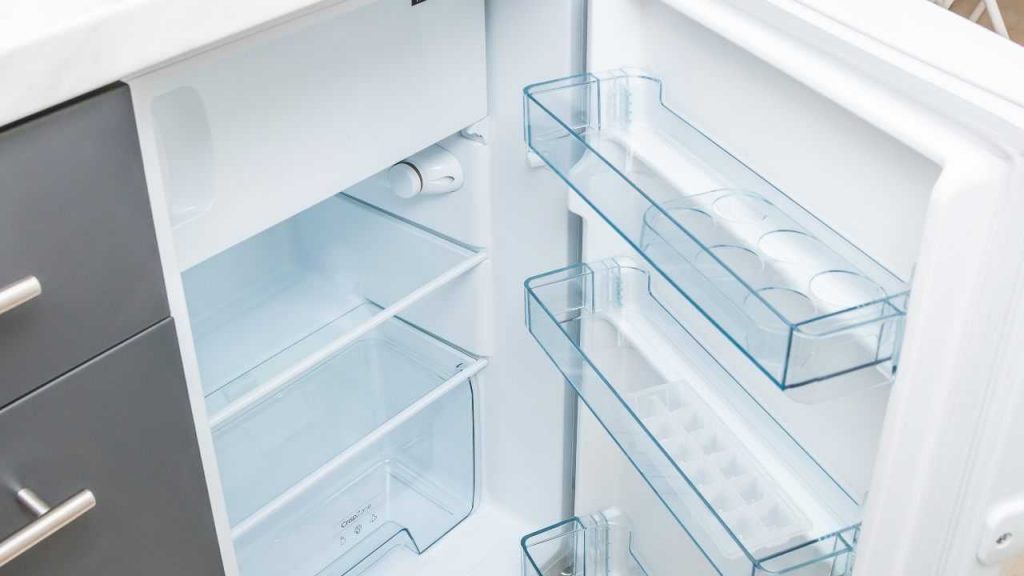 bicchiere in frigorifero