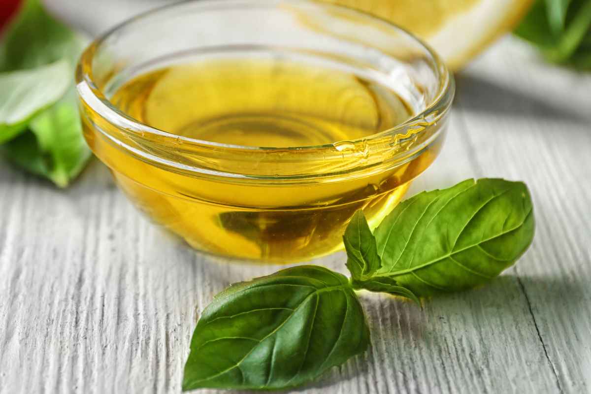 Ciotolina in vetro con all'interno dell'olio aromatizzato al basilico