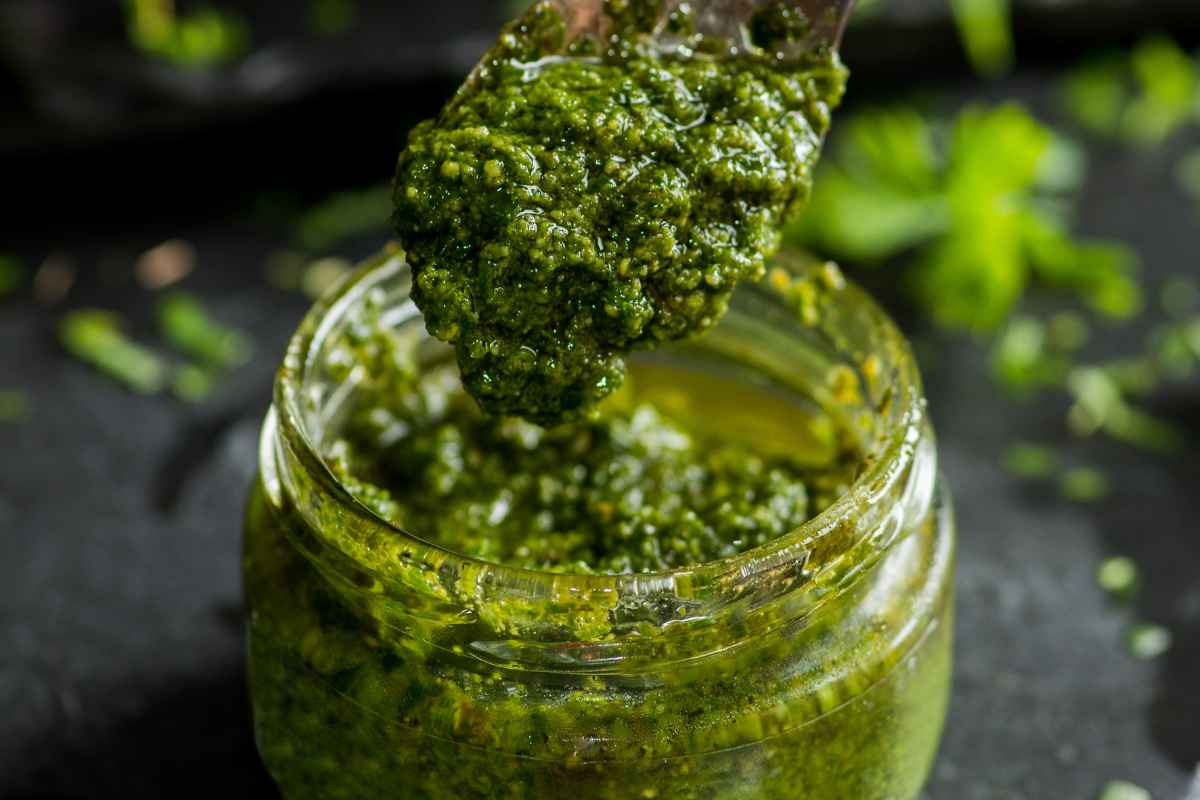 Barattolo di vetro con all'interno del pesto di basilico alla genovese