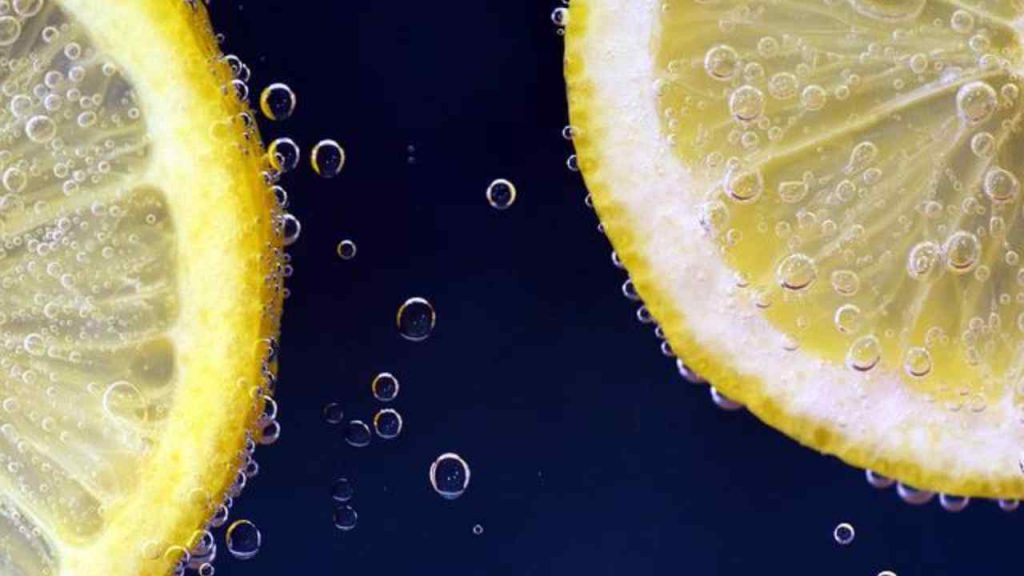 limone bucato acqua