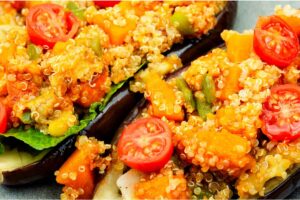 Barchette di melanzane con quinoa pomodori e verdure
