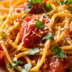 Primo piano di un succulento piatto di spaghetti allo scarpariello