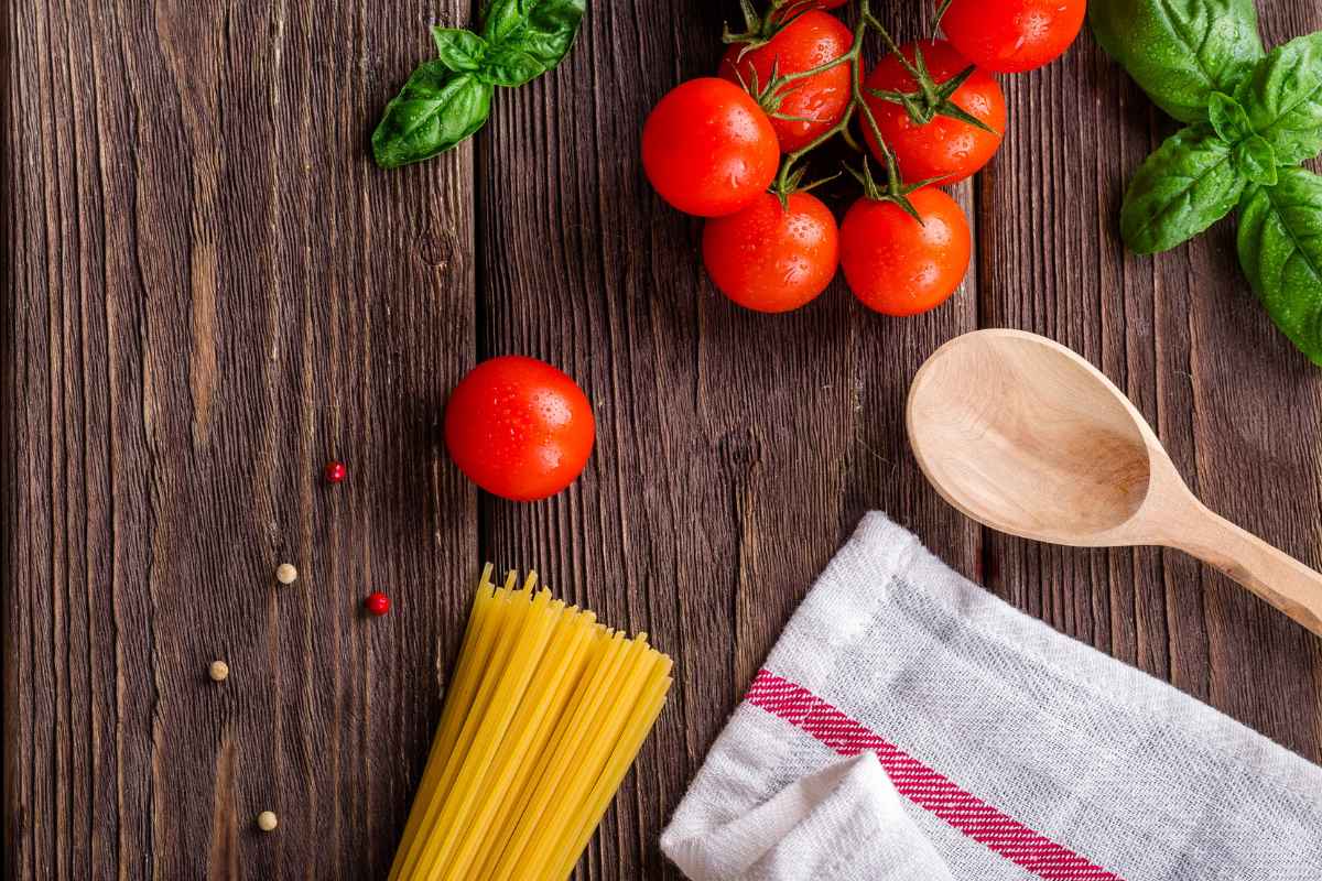 Primo piano degli ingredienti per la pasta allo scarpariello su tavolo di legno