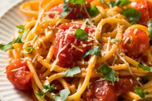 Primo piano di un succulento piatto di spaghetti allo scarpariello