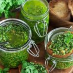Barattoli di pesto su tagliere di legno