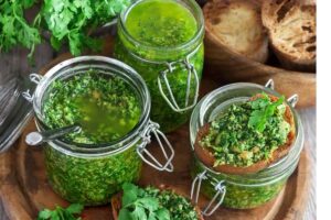 Barattoli di pesto su tagliere di legno