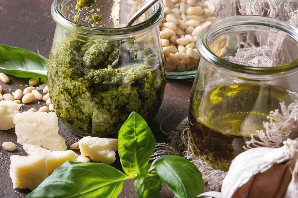 Ingredienti per realizzare il pesto fatto in casa