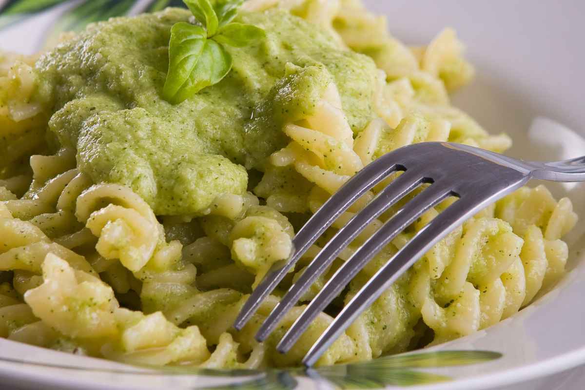 Piatto di fusilli con pesto cremoso