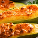 Zucchine ripiene di riso gratinate al forno su di un tavolo