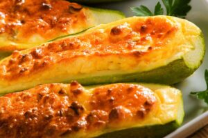 Zucchine ripiene di riso gratinate al forno su di un tavolo