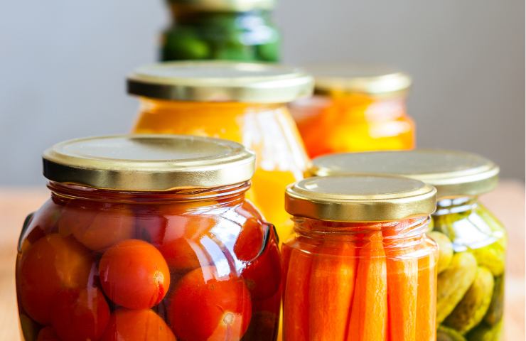 Dei barattoli di conserve