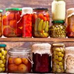 Conserve in vasetti su degli scaffali