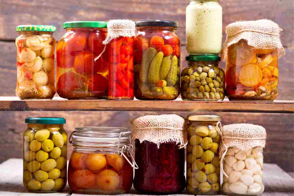 Conserve in vasetti su degli scaffali