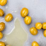 Olive verdi sparse su un piano