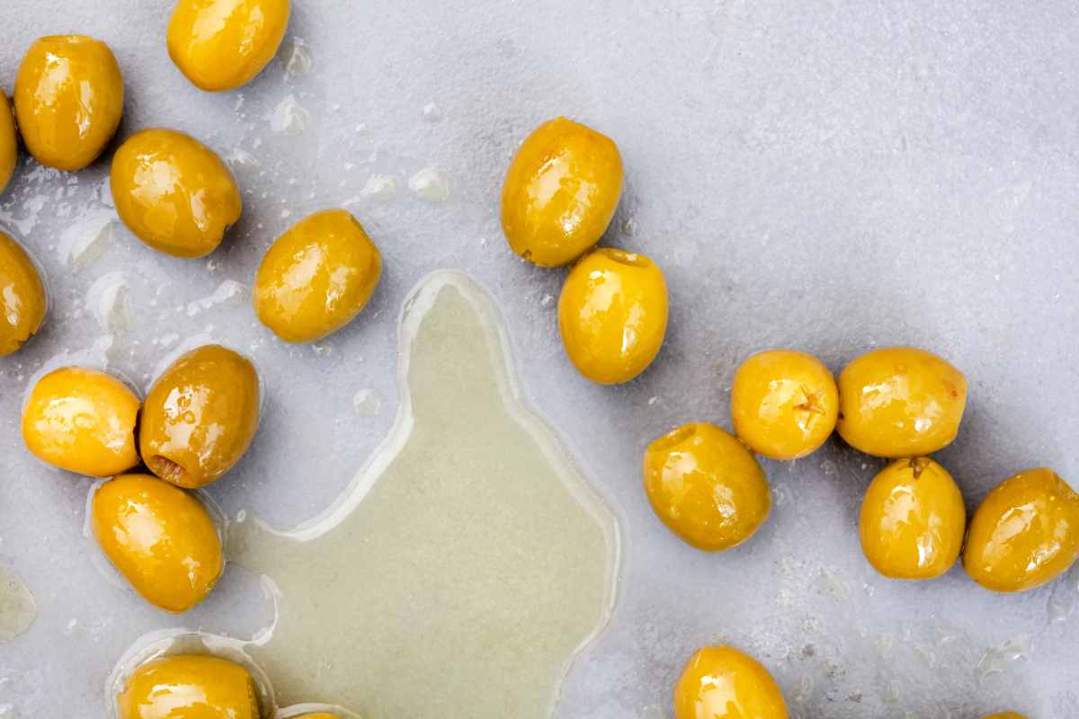 Olive verdi sparse su un piano