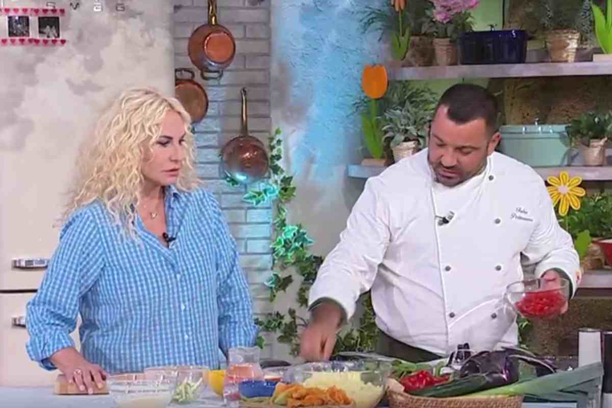 preparazione ingredienti zuccotto alle verdure con Antonella clerici che guarda