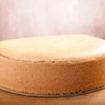 Una base di pan di spagna per torta