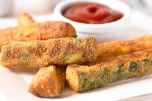Zucchine super croccanti adagiate su un piatto