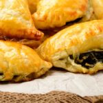 Fagottini con pasta sfoglia ricotta e spinaci