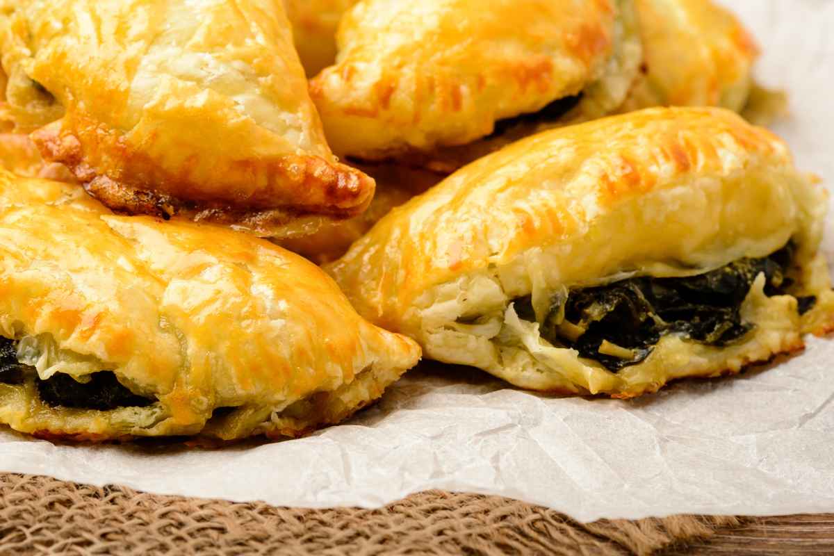 Fagottini con pasta sfoglia ricotta e spinaci