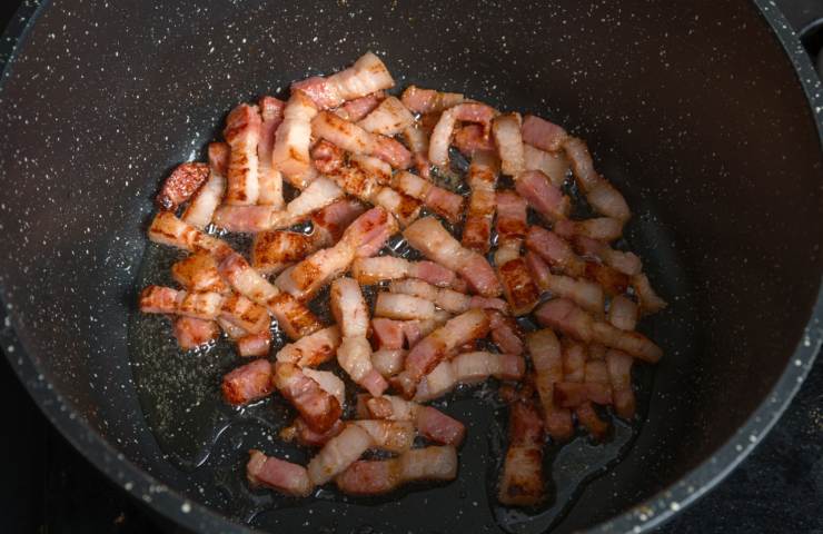 guanciale rosolato in padella