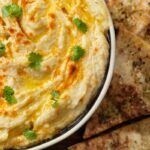 Ciotola con all'interno un hummus di ceci bello denso e cremoso