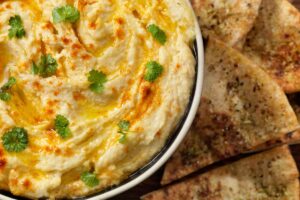 Ciotola con all'interno un hummus di ceci bello denso e cremoso