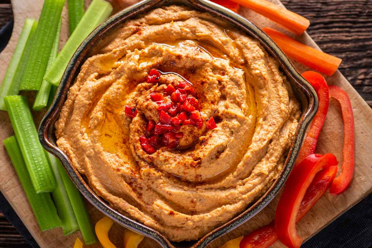 Ciotola con all'interno un hummus di ceci bello denso e cremoso