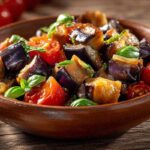 Ciotola con all'interno delle melanzane a funghetto napoletane con pomodoro e basilico