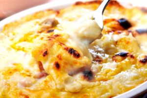 Pasta gratinata al forno bianca con prosciutto e besciamella